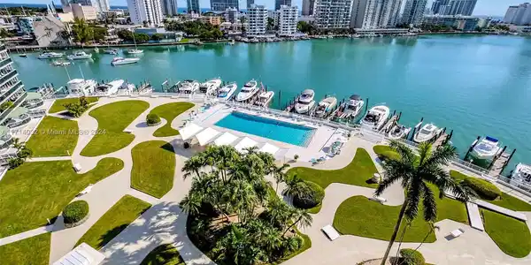 900 Bay Dr