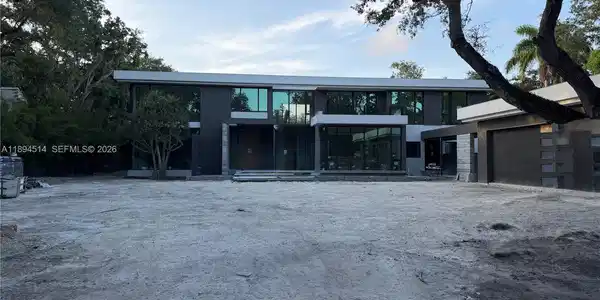 Image 3: under construction