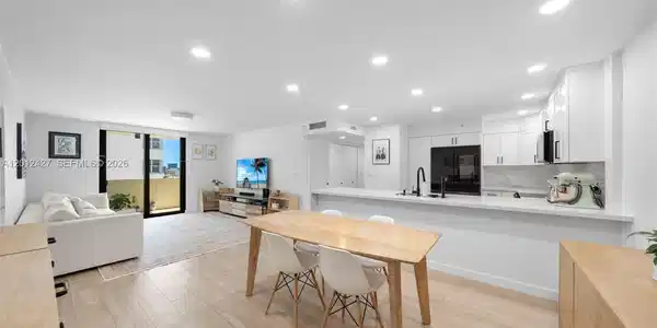 1621 Collins Ave