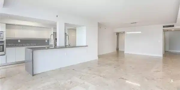 9341 Collins Ave