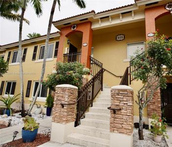 935 NE 33rd Ter