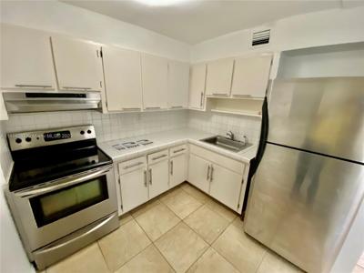 7825 NE Bayshore Ct