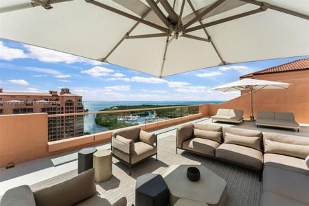 60 Edgewater Dr