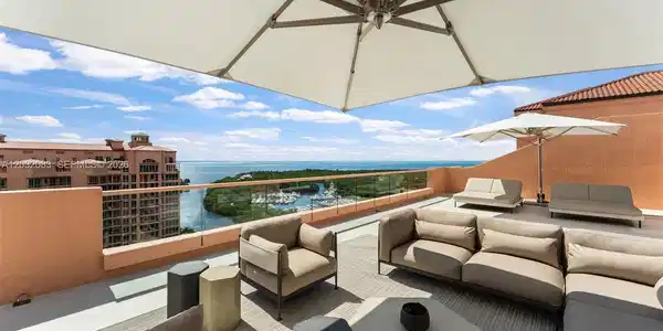 60 Edgewater Dr