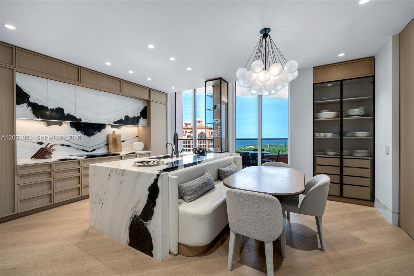 Image 4: Kitchen