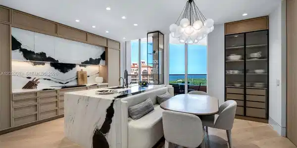 Image 4: Kitchen