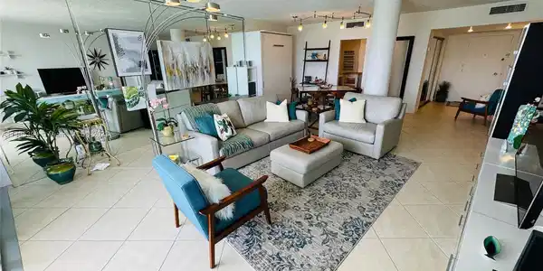 900 Bay Dr
