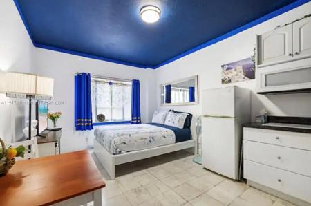 255 W 24th St
