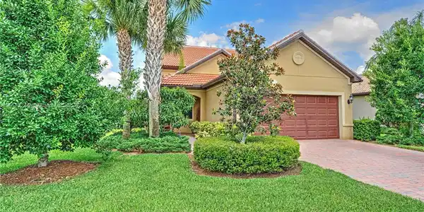 258 SE Courances Dr