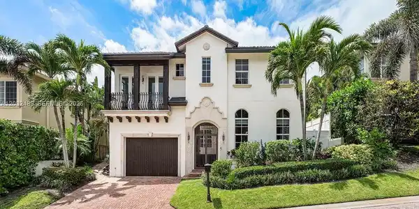 460 Surfside Ln