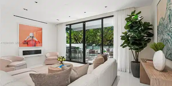 Image 2: Floor to ceiling glass windows opens the space directly onto a private terrace