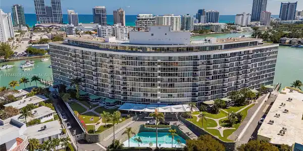 900 Bay Dr