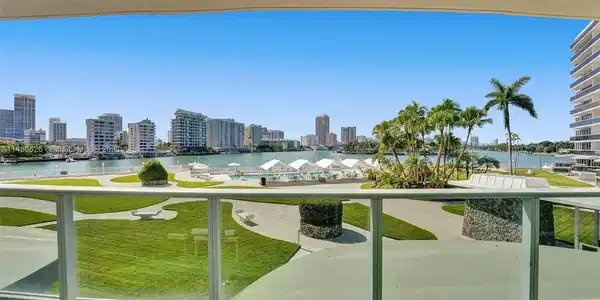 900 Bay Dr