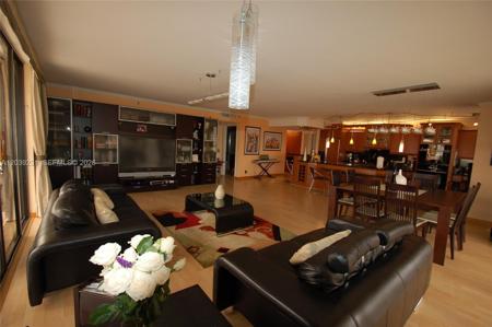 8877 Collins Ave
