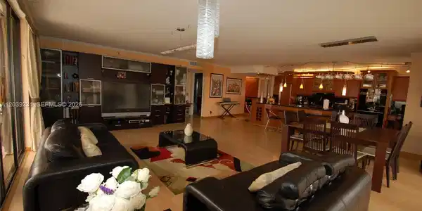 8877 Collins Ave