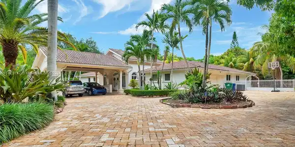 5800 SW 104th St
