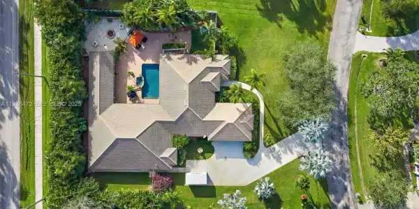 4803 SW Lake Grove Cir