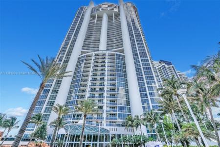 18101 Collins Ave