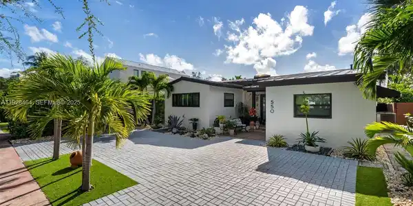 550 W 51st St