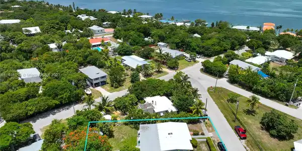 7911 Shark Dr