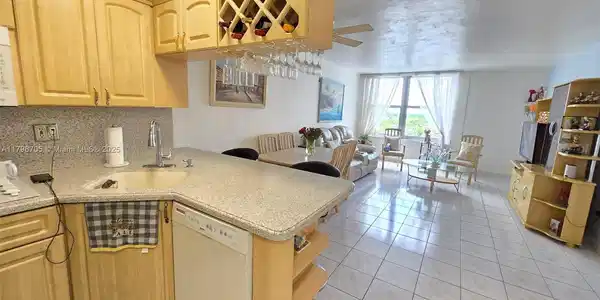 2899 Collins Ave