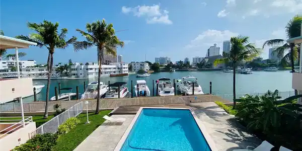 6881 Bay Dr