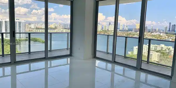 16385 Biscayne Blvd