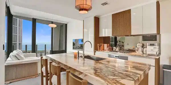 2831 S Bayshore