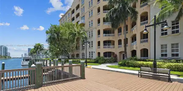 3001 NE 185th St Unit 707