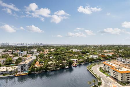 2555 Collins Ave