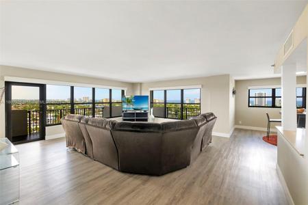 3200 Port Royale Dr N