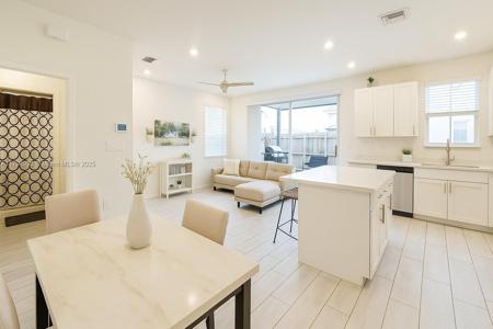 1033 SE 23rd Ter