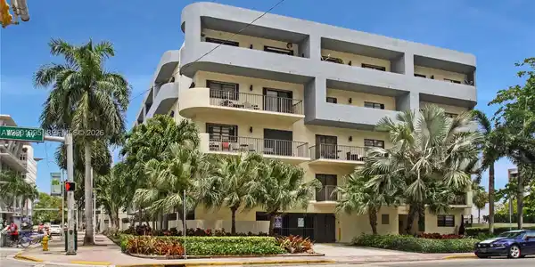 Image 2: South Beach - Lincoln Road