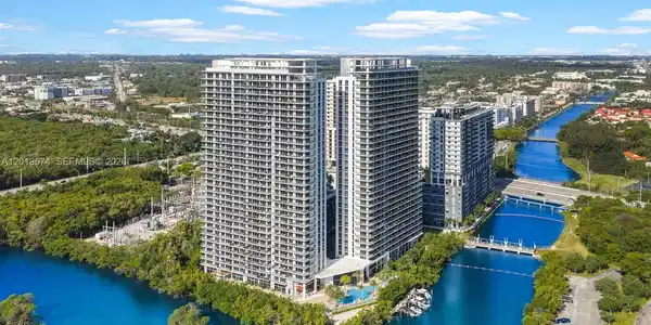 16385 Biscayne Blvd