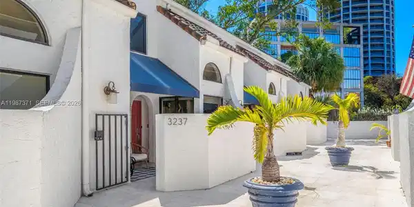 3237 Mary St