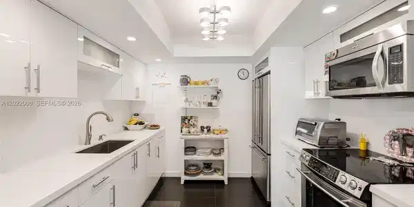 Image 4: Kitchen
