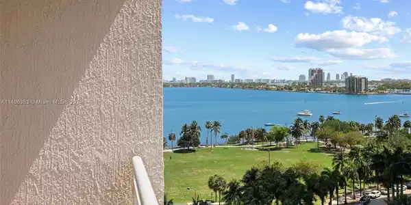 2000 N Bayshore Dr
