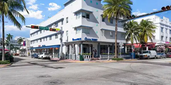 1100 Collins Ave