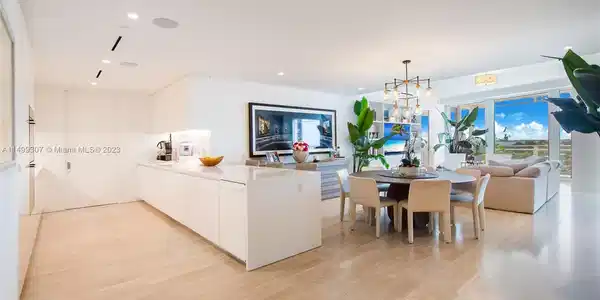 9001 Collins Ave