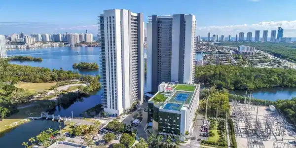 16385 Biscayne Blvd