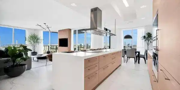 17111 Biscayne Blvd