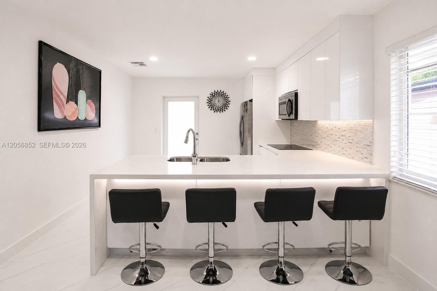 Image 4: eat in kitchen