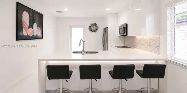 Image 4: eat in kitchen