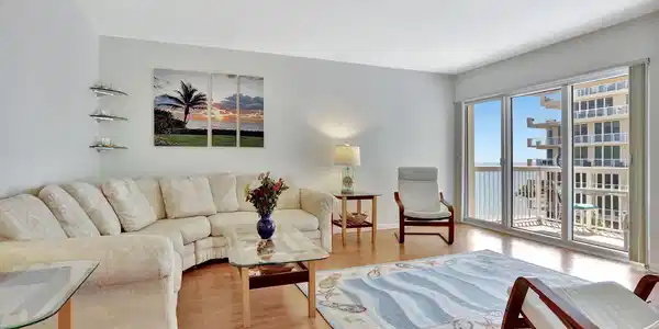1069 Hillsboro Mile,