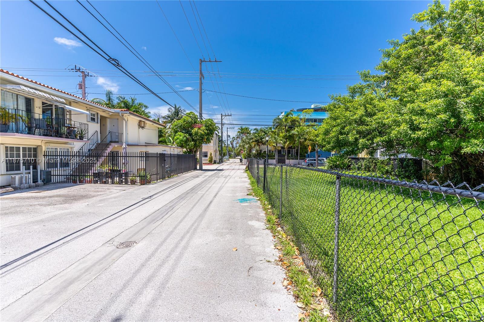Image 3: Alley Acces