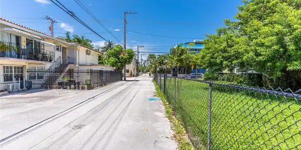 Image 3: Alley Acces