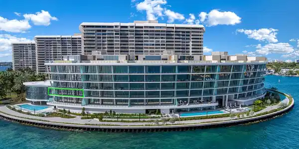 5 Grove Isle Dr