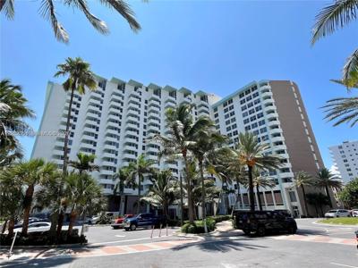 2899 Collins Ave