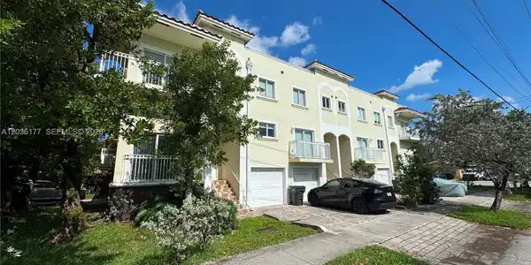 820 N 17th Ave