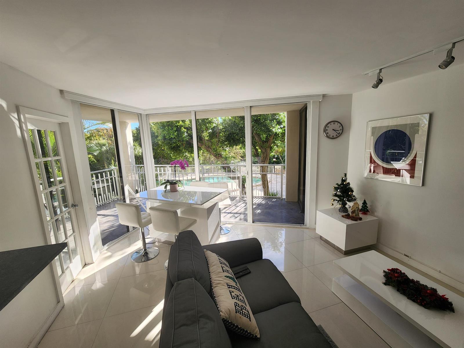 Image 4: Living Room